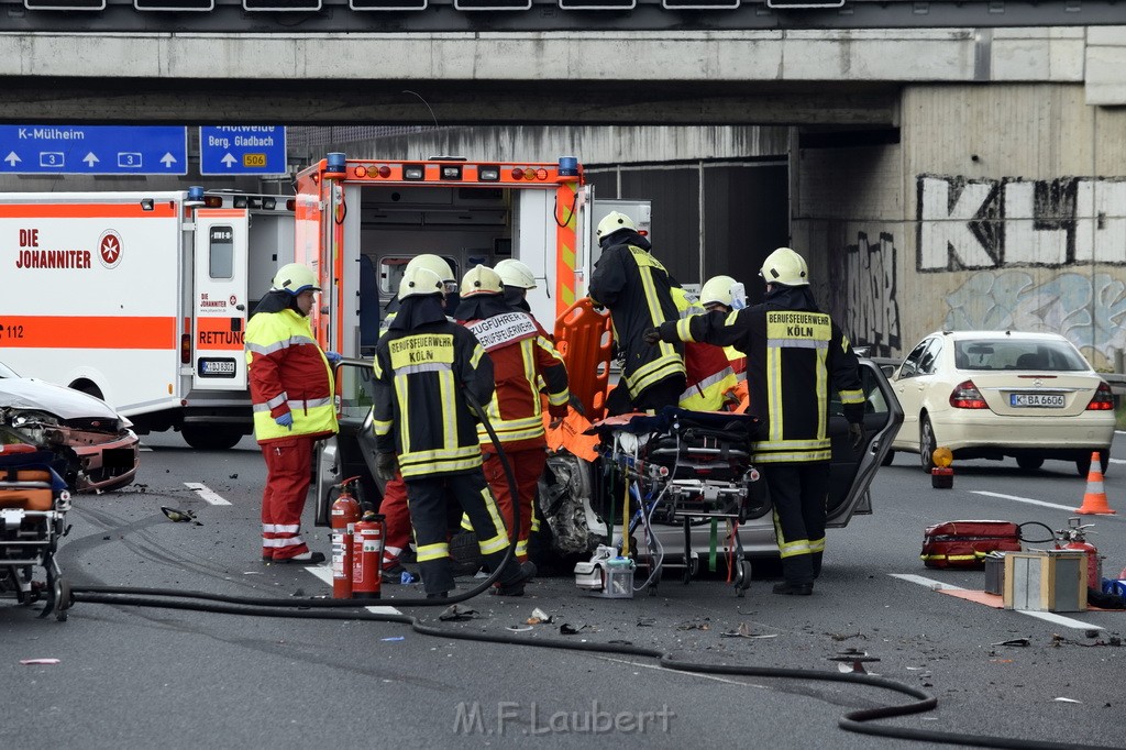 VU Auffahrunfall A 3 Rich Oberhausen kurz vor AS Koeln Dellbrueck P042.JPG - Miklos Laubert